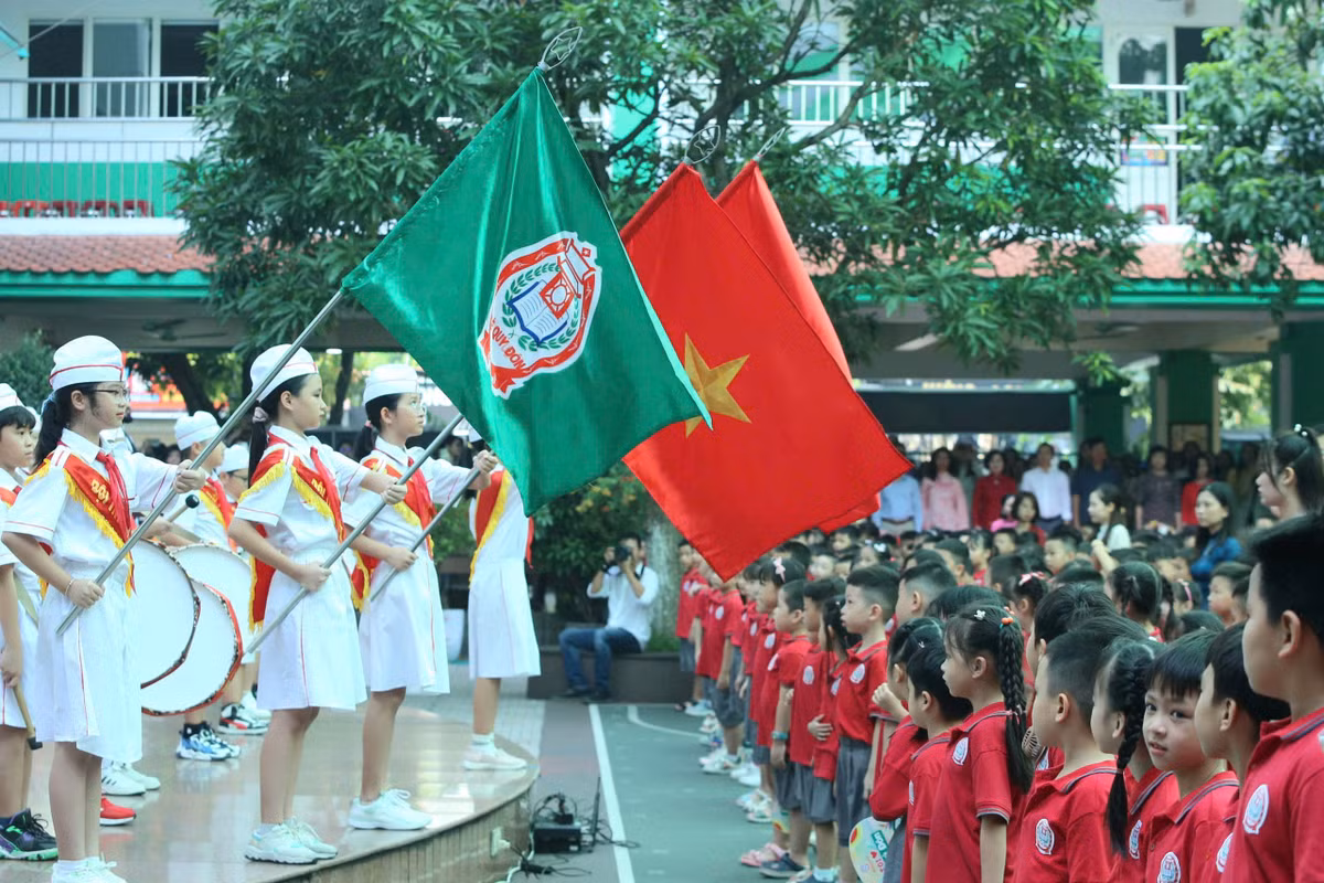 Màn chào cờ đầy cảm xúc của học sinh trường tiểu học Lê Quý Đôn.