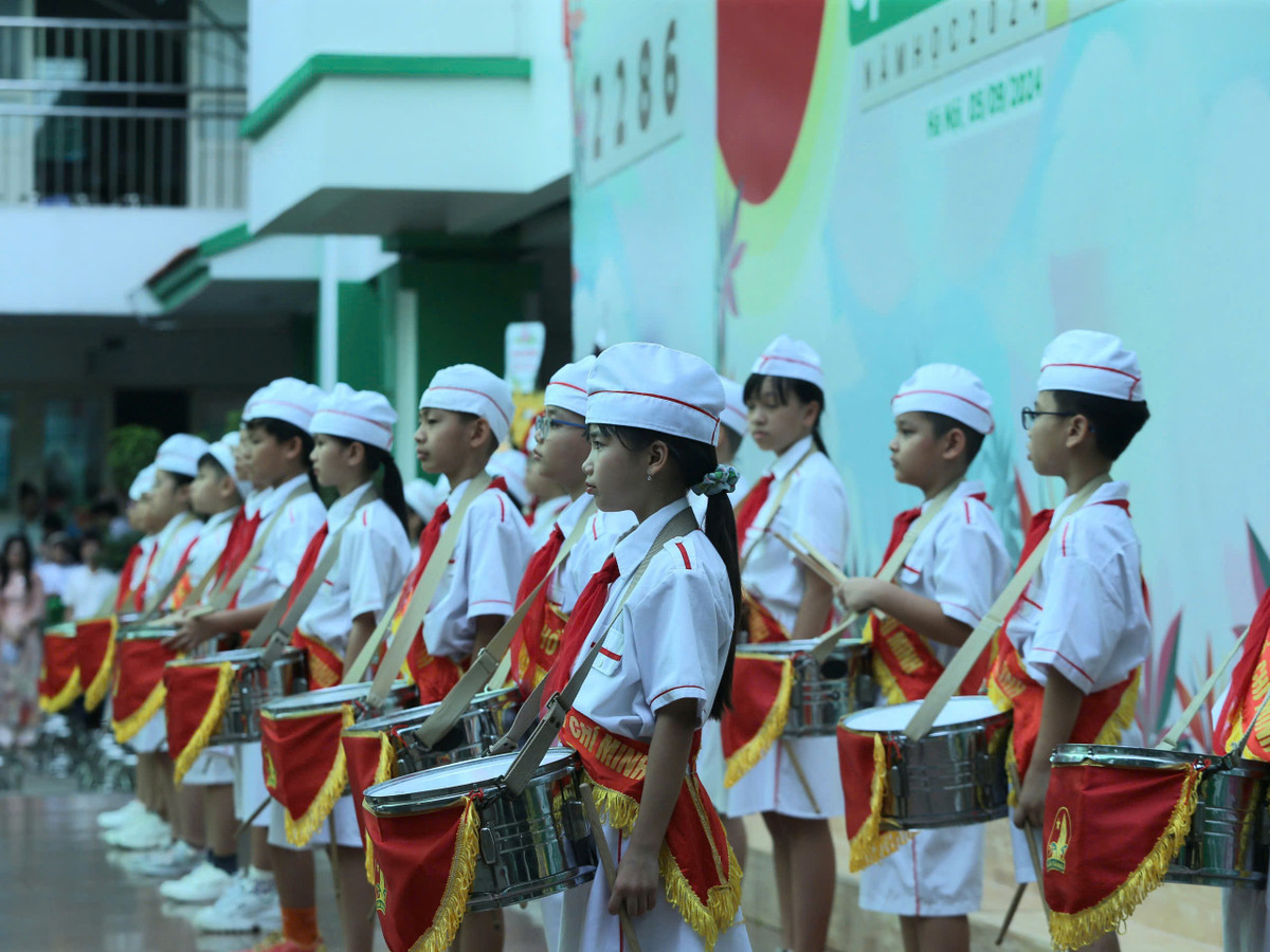 Chứng kiến dàn trống nghi thức đội của trường tiểu học Lê Quý Đôn nhiều bậc phụ huynh cảm thấy bồi hồi.