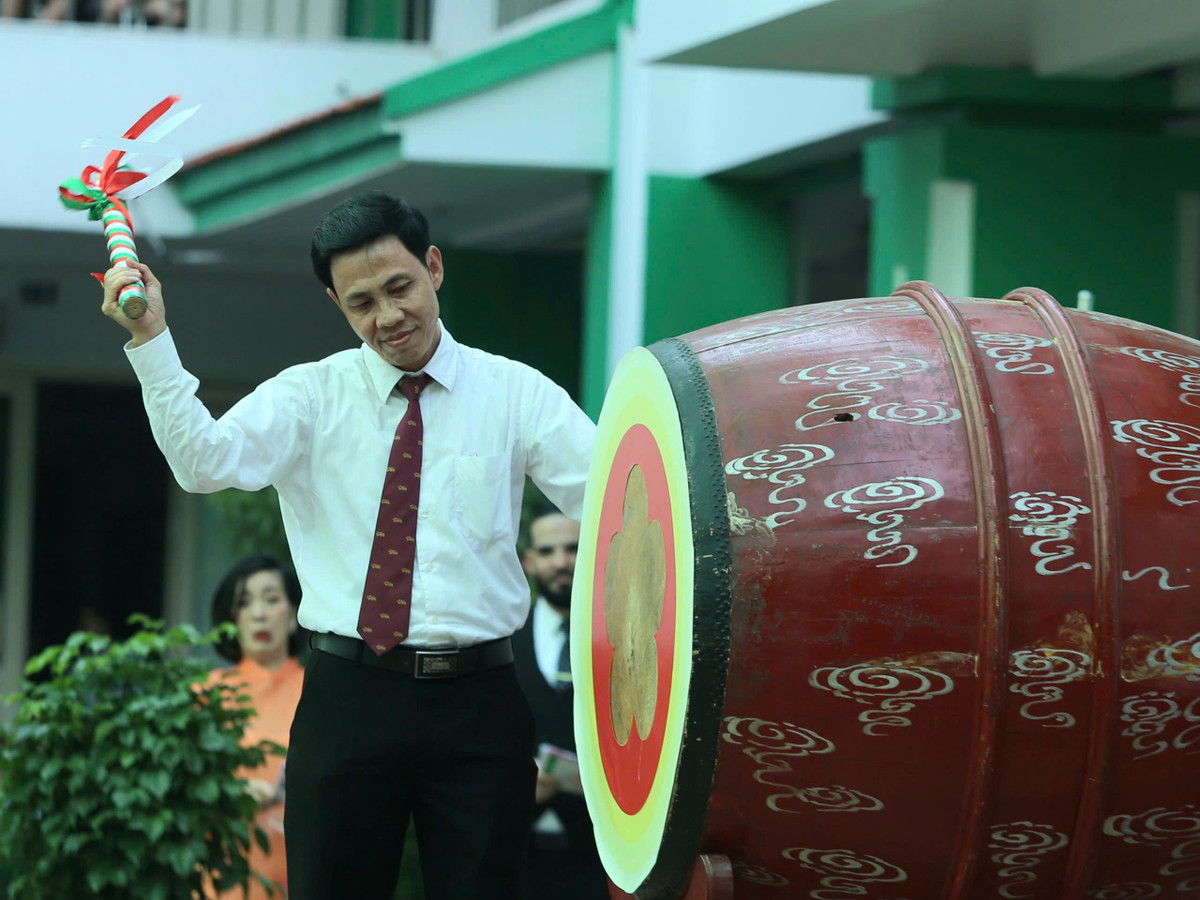 Thầy hiệu trưởng trường tiểu học Lê Quý Đôn đã đánh tiếng trống khai giảng năm học mới.