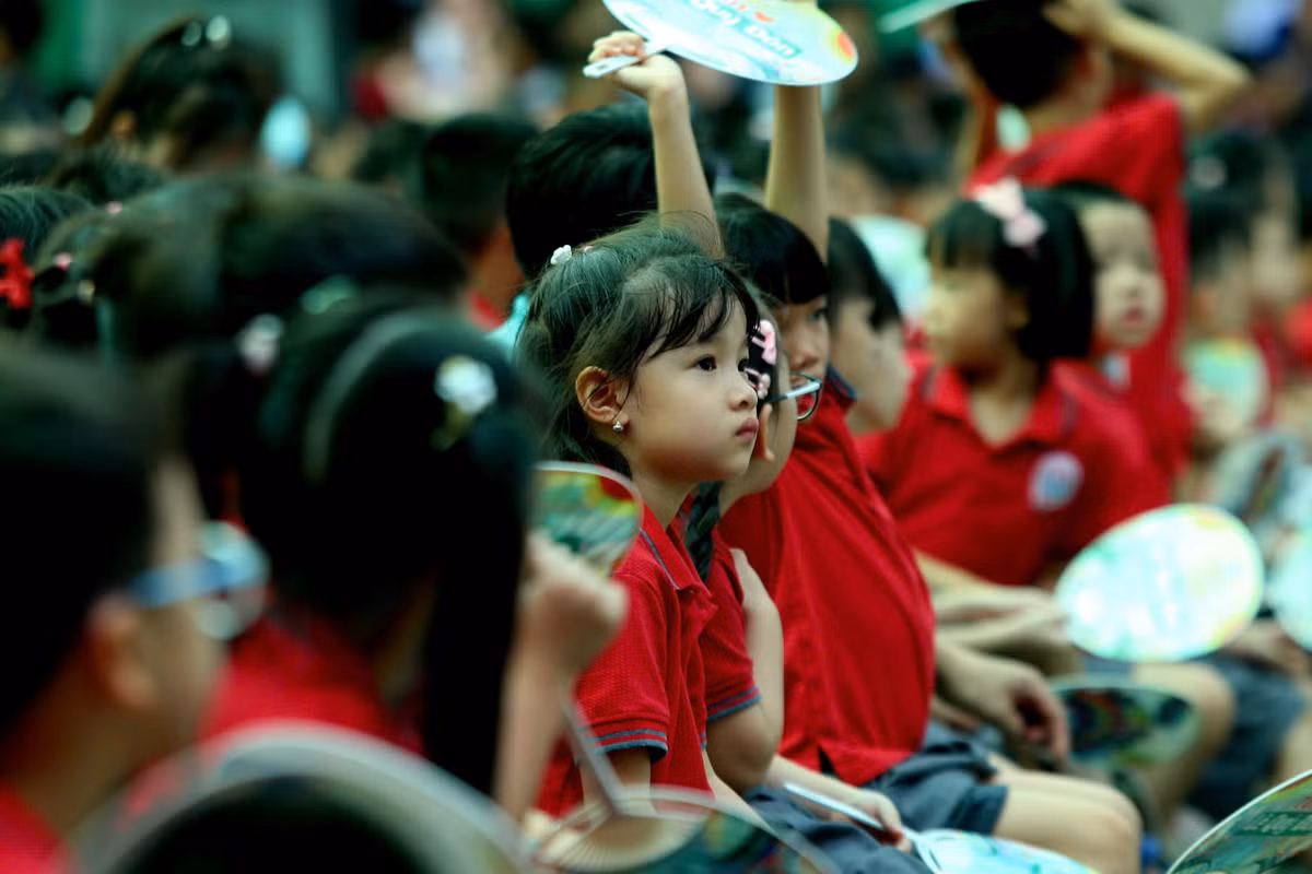 Các "búp măng non" lớp 1 đầy háo hức bước vào năm học mới.