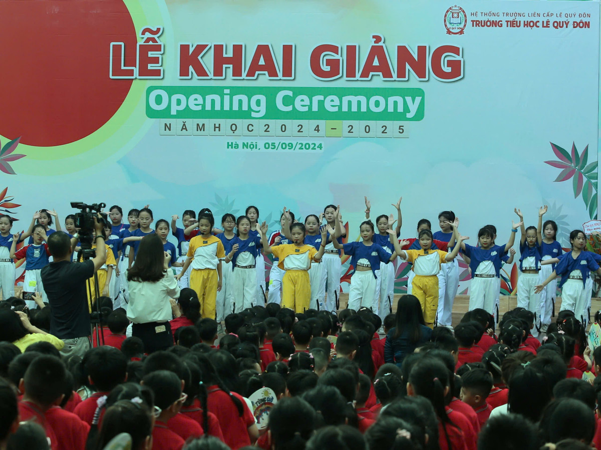 Theo đó, các hoạt động chào mừng Khai giảng năm học mới cũng được Nhà trường tổ chức theo hướng nhẹ nhàng, không áp lực, bạn học sinh nào cũng đều háo hức được tham gia buổi lễ.