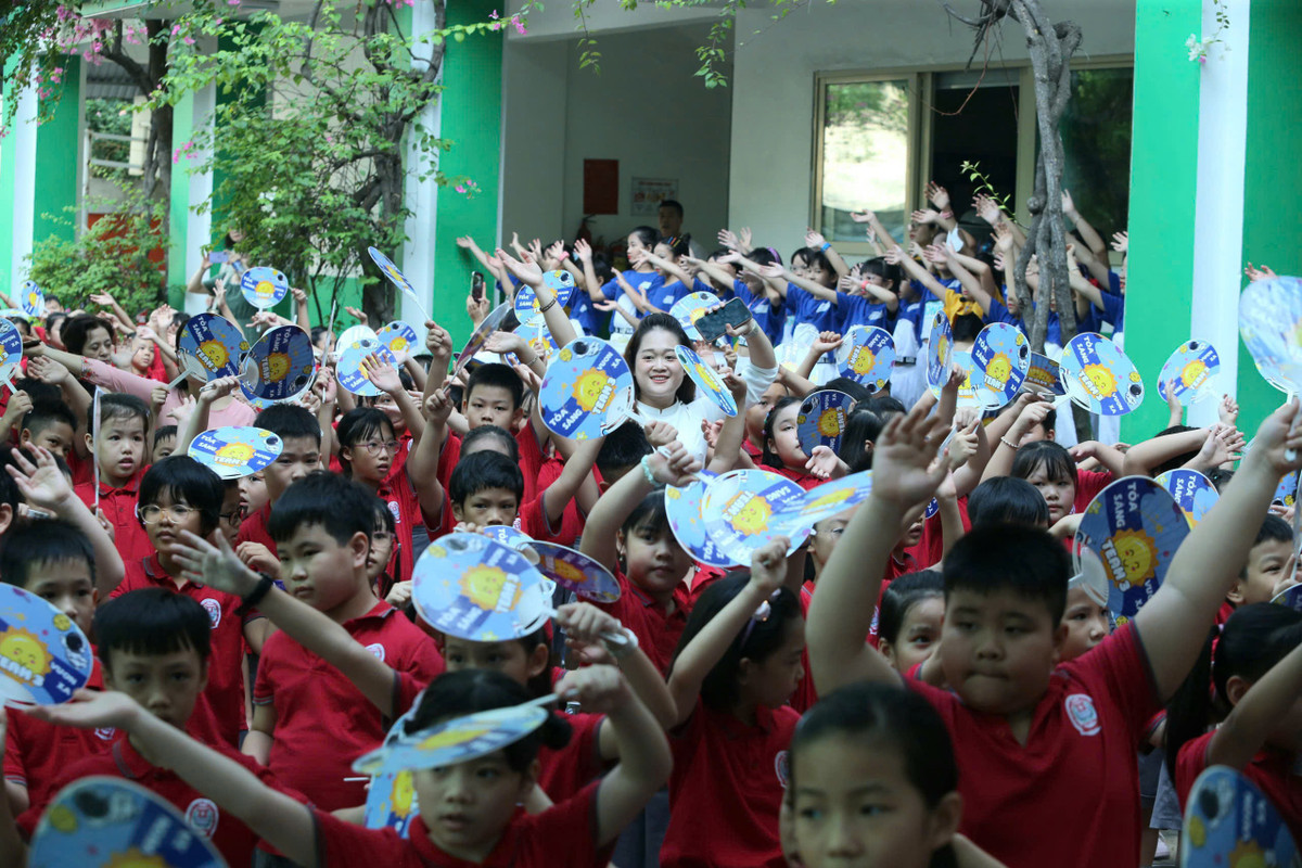 Mỗi tiết mục văn nghệ đều được các học sinh trường tiểu học Lê Quý Đôn hưởng ứng nhiệt tình.