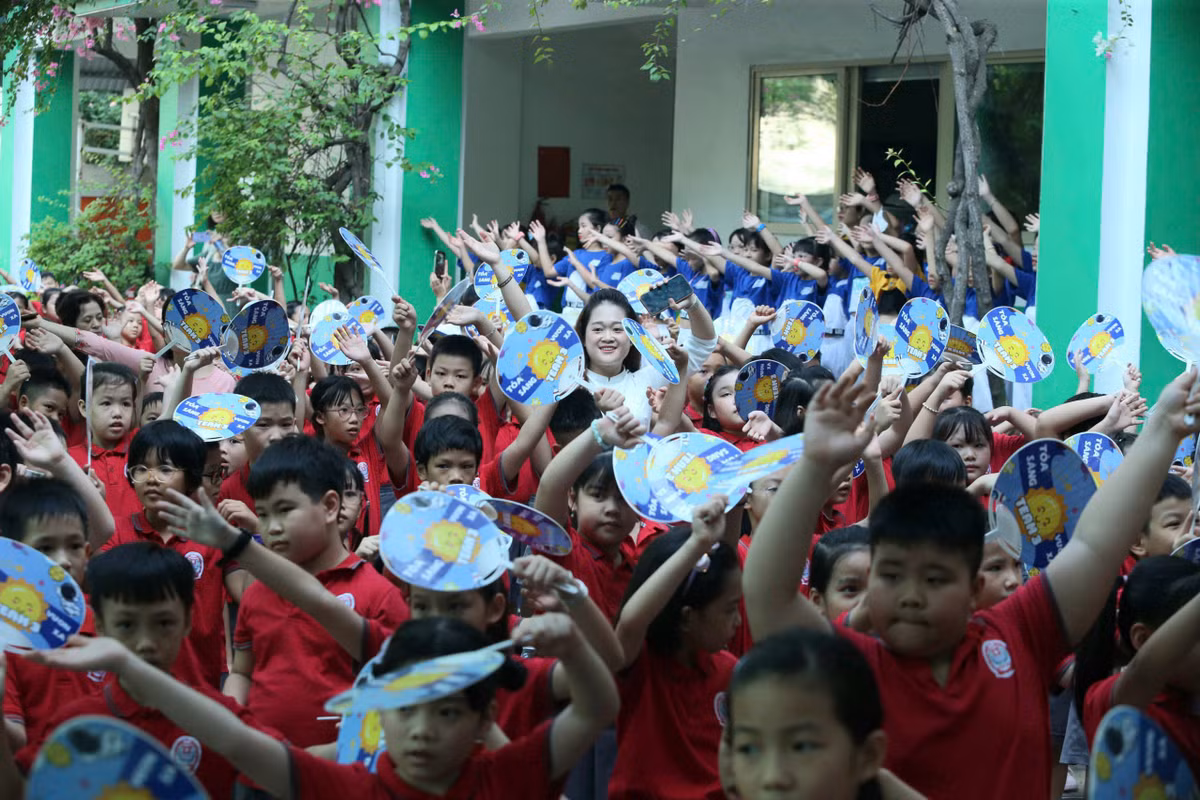 Mỗi tiết mục văn nghệ đều được các học sinh trường tiểu học Lê Quý Đôn hưởng ứng nhiệt tình.