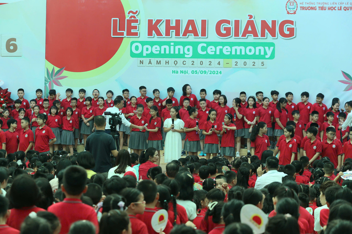 Dàn đồng ca với 2000 học sinh của trường tiểu học Lê Quý Đôn đã khiến khách mời và các vị phụ huynh phải trầm trồ tán thưởng.