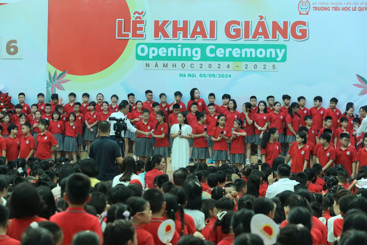 Dàn đồng ca với 2000 học sinh của trường tiểu học Lê Quý Đôn đã khiến khách mời và các vị phụ huynh phải trầm trồ tán thưởng.