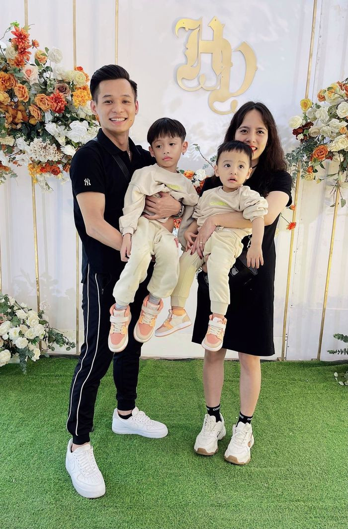 Trong “bộ tứ hoàng streamer” của Việt Nam, Độ Mixi là người “lên xe hoa”, lập gia đình sớm nhất. Sau 2 năm về chung một nhà, tới cuối năm 2016, vợ chồng anh chào đón cậu con trai đầu lòng.