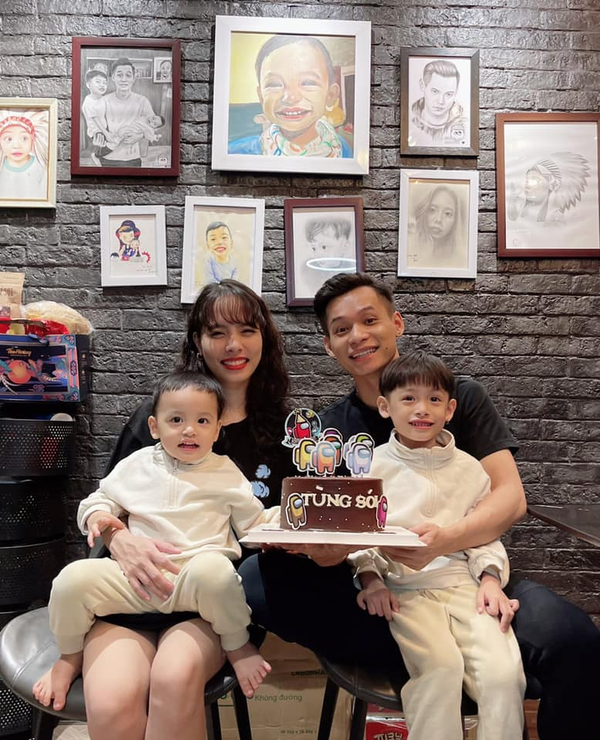 Theo chia sẻ của Độ Mixi, anh và vợ quen nhau khi cả hai còn là nhân viên văn phòng. Câu chuyện tình được bắt đầu trên mạng xã hội, Trang Mixi thấy chàng trai người Tày “ngầu” và đẹp trai nên đã quyết định chủ động nhắn tin làm quen rồi “thả thính” tán tỉnh.