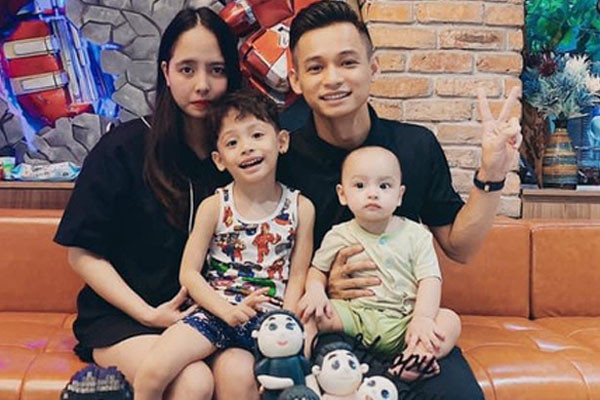 Còn Trang Mixi - bà xã “tộc trưởng” vẫn đang tiếp tục kinh doanh nhỏ lĩnh vực đồ ăn vặt. Mới đây, Trang Mixi còn mở rộng mảng kinh doanh khi khai trương thêm một tiệm làm đẹp.