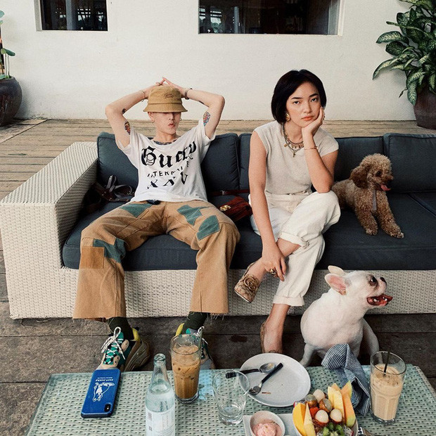 Chưa dừng lại khi hot girl Châu Bùi có tình mới là Binz thì Decao vẫn cực tỉnh. Ví dụ khi như dân tình tag anh chàng vào bài đăng mà ex "thả thính" bồ mới, "Cao Minh Thắng (tên thật của Decao) anh ơi ra đây mà xem" thì nam fashionista này lại hài hước đáp trả: "Anh ngồi vẫn xem được mà cần gì ra đấy".