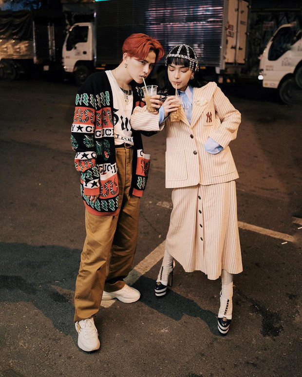 Decao cũng là một anh chàng luôn cực kì lầy lội khi nhắc về tình cũ là hot girl Việt - Châu Bùi. Khi ex chia sẻ vlog về chuyện chia tay với caption "Dừng lại đôi khi không phải kết thúc...", anh chàng ngay lập tức viết tiếp: "Mà dừng lại là để cung chúc tân xuân" khiến dân tình thả icon "haha" liên hồi.