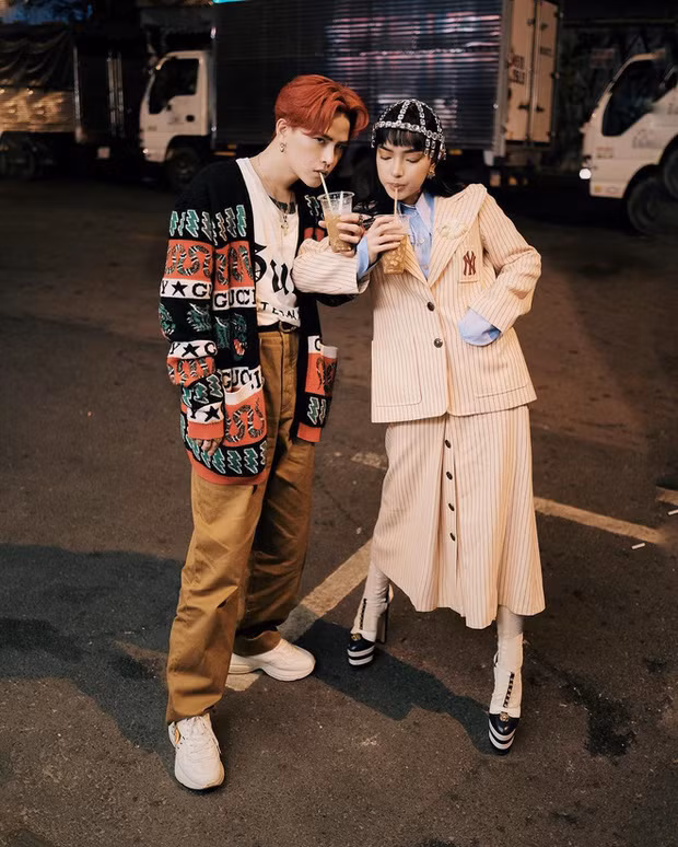 Decao cũng là một anh chàng luôn cực kì lầy lội khi nhắc về tình cũ là hot girl Việt - Châu Bùi. Khi ex chia sẻ vlog về chuyện chia tay với caption "Dừng lại đôi khi không phải kết thúc...", anh chàng ngay lập tức viết tiếp: "Mà dừng lại là để cung chúc tân xuân" khiến dân tình thả icon "haha" liên hồi.