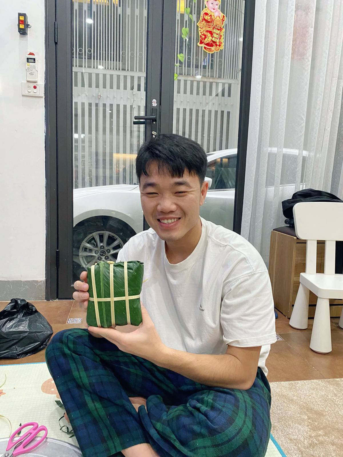 Bên cạnh đó, Xuân Trường cũng khoe sản phẩm gói bánh chưng của mình.