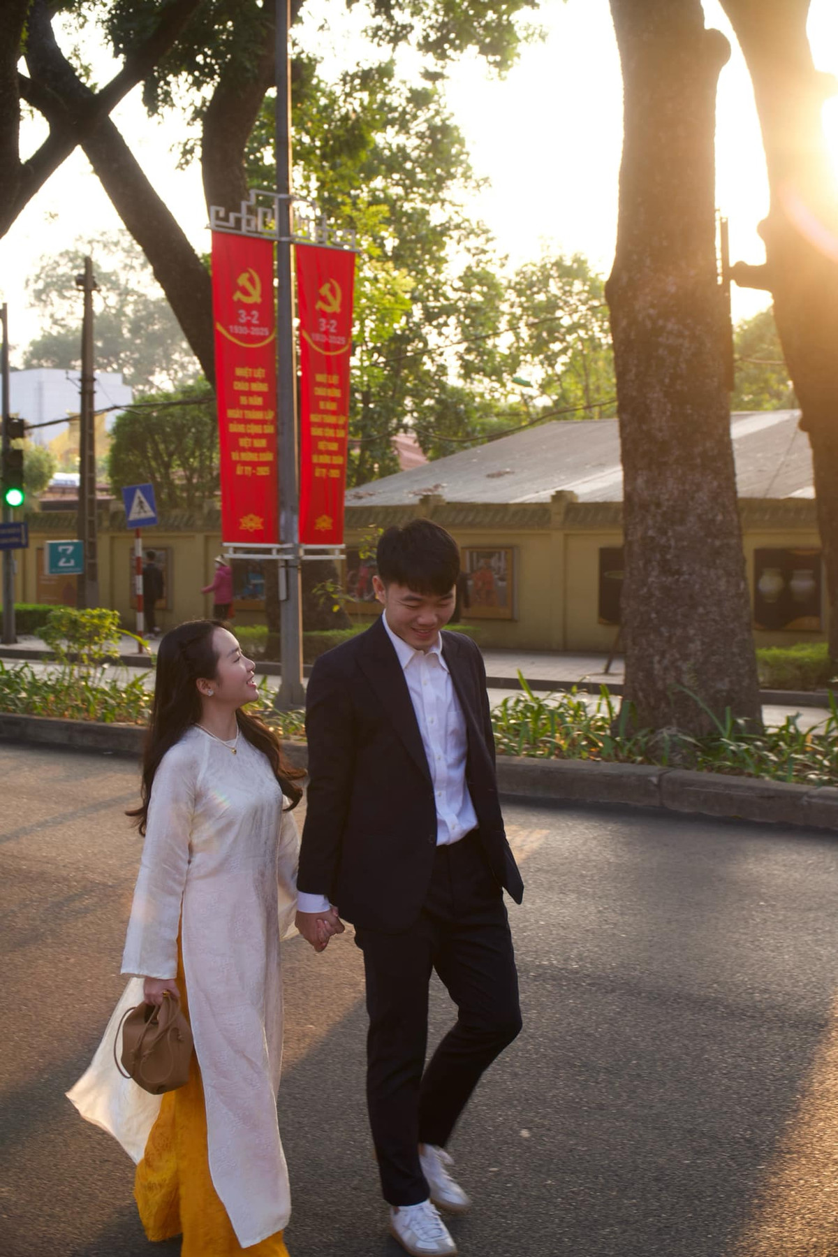 Trước đó, để có ảnh chụp "cúng Facebook", vợ chồng Xuân Trường - Nhuệ Giang đã cùng nhau chụp ảnh tại đường Hoàng Diệu cạnh Hoàng thành Thăng Long.