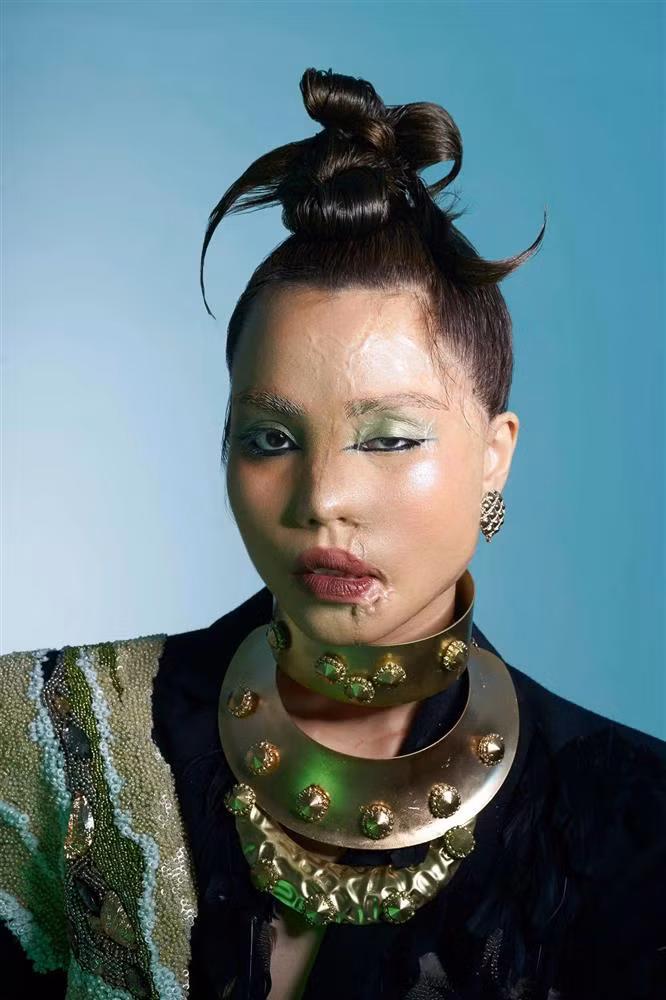 Trong ảnh, Lan Vy có nhiều tạo hình đặc biệt, từ thần thái đến ngoại hình đều rất cá tính.