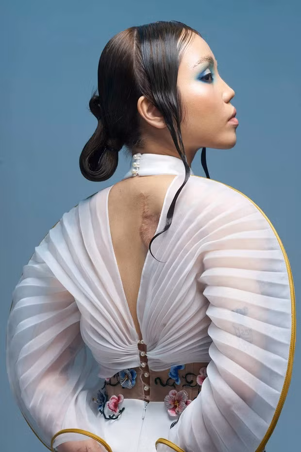 Cách đây không lâu, Lan Vy tiết lộ cô cắt mắt và làm lông mày, phục hồi các chức năng của mắt. Ngoài ra, cô nàng cũng làm môi cho cân xứng hơn với gương mặt.