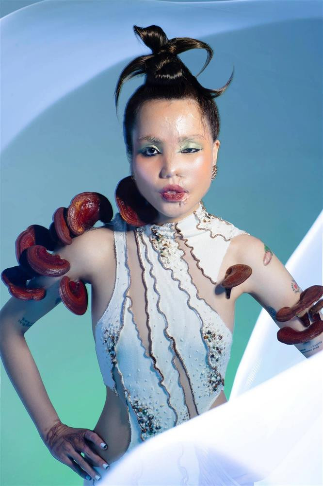 Những vết sẹo trên cơ thể - hậu quả của vụ tạt axit 2 năm trước cũng được hóa trang đầy tinh tế.