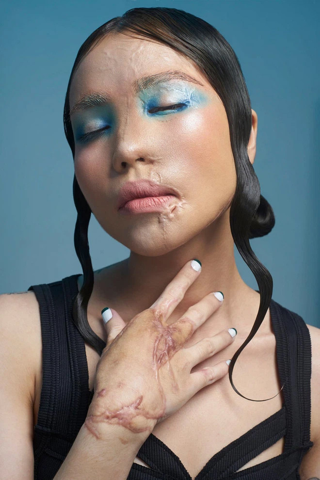 Ở phần bình luận, rất nhiều người bất ngờ trước cách tạo dáng chuyên nghiệp của Vy trong lần đầu làm mẫu.