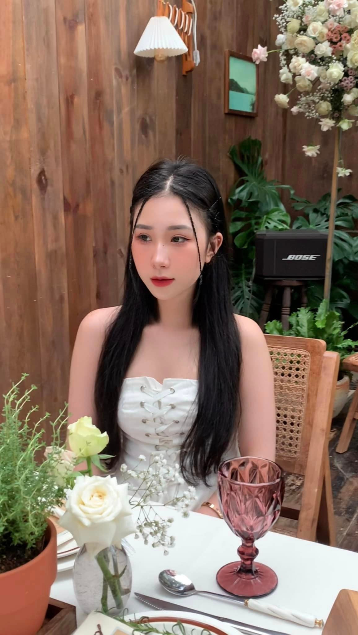 Hiện tại, trang cá nhân của Tiểu Hý đang có hơn 2,9 triệu lượt theo dõi. Cô nàng vẫn thường xuyên chia sẻ những khoảnh khắc đời thường xinh đẹp của mình.