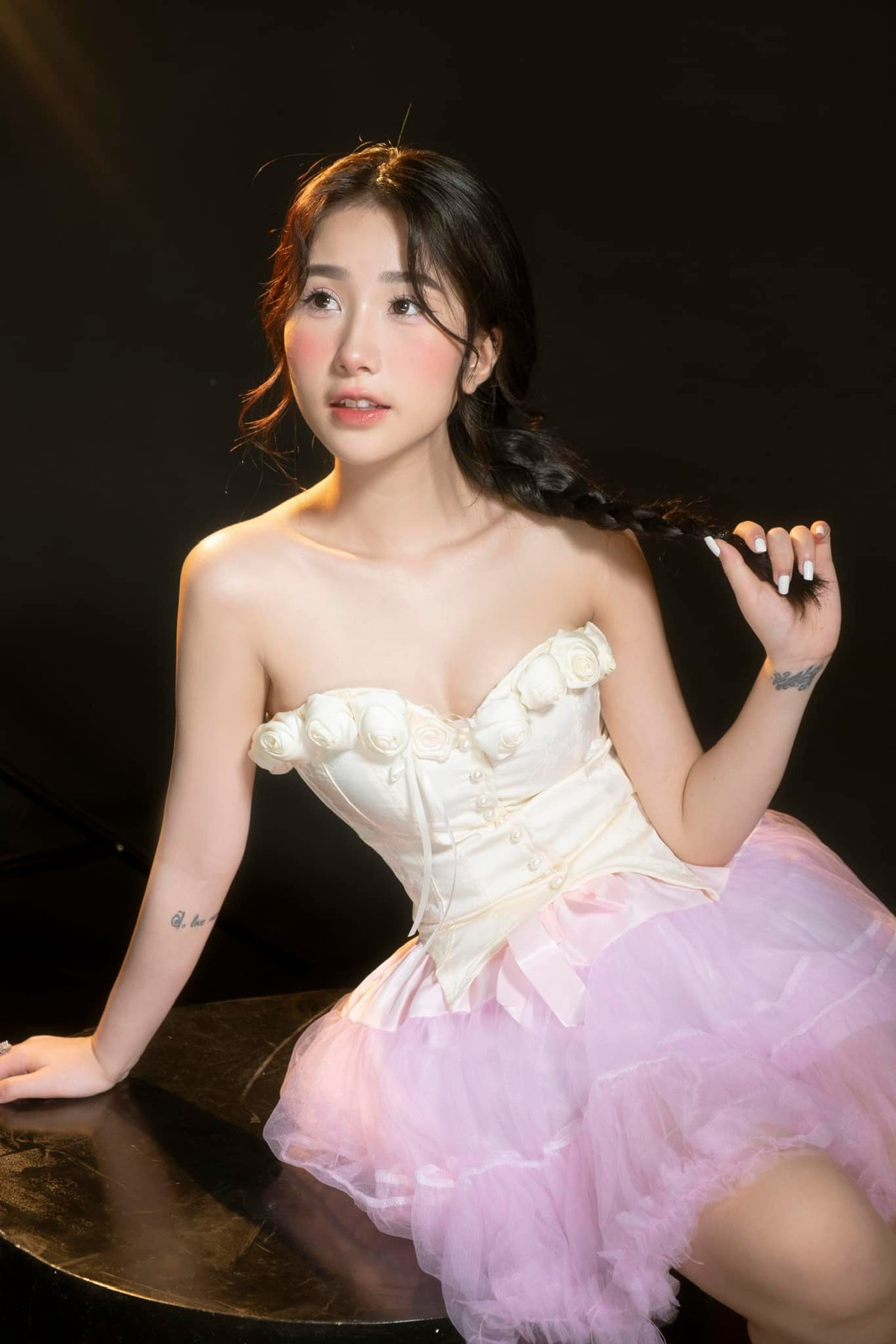 Phía Tiểu Hý thời điểm đó đã lên tiếng phủ nhận: "Mong mọi người xem kỹ trước khi chia sẻ những thông tin tiêu cực lên mạng xã hội. Em nói giọng Bắc mà".