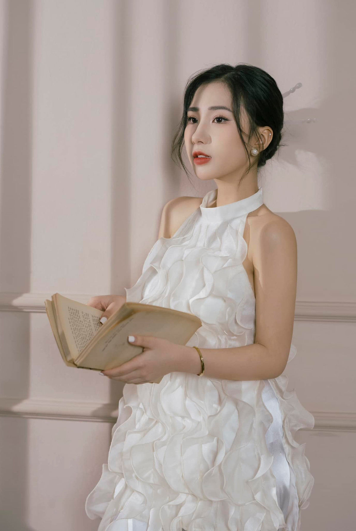 Tiểu Hý tên thật là Nguyễn Thủy Tiên từng là một hiện tượng mạng nổi lên từ đầu năm 2021 với clip mặc chiếc áo trắng nhảy trên nền nhạc Hạ còn vương nắng.