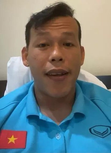 Trong clip, thủ môn người Đồng Tháp liền đùa: "Ngày nào cũng lại đây quay". Người đàn ông đáp lại: "Mới có 2 bữa thôi".