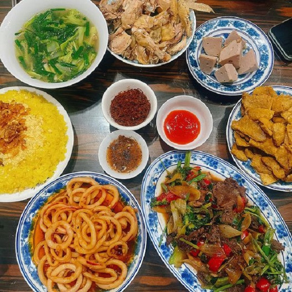 Mới đây, khắp cõi mạng, hội gái đảm ríu rít khoe tài nữ công gia chánh, trổ tài làm mâm cơm cúng rằm.