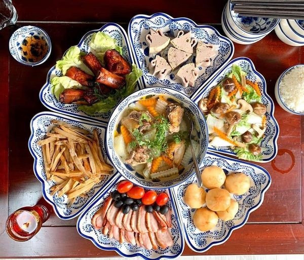 Dù tình hình dịch bệnh khiến việc mua nguyên liệu khó khăn, ai cũng cố gắng hết sức để mâm cơm dâng lên tổ tiên được chu đáo.