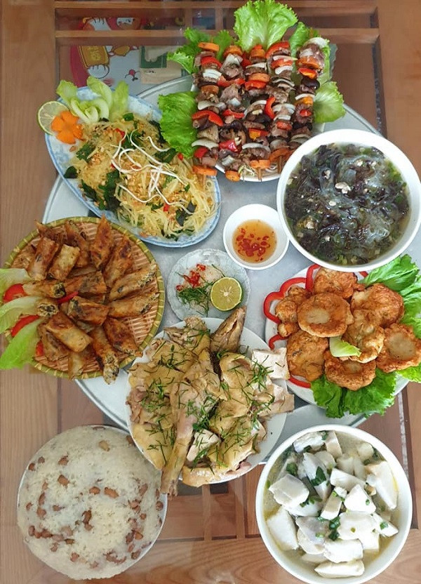 Bên cạnh những mâm cỗ mặn, không ít gia đình cũng chuẩn bị cỗ chay để cúng ông bà, tổ tiên.