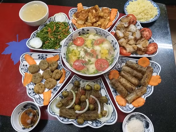 Có gia đình chuẩn bị mâm cơm mặn với các món quen thuộc như: gà luộc, giò, nem,...