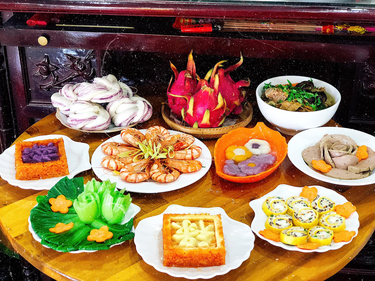 Mâm cỗ chay đầy đủ sắc màu được gái đảm đăng tải trên mạng xã hội.