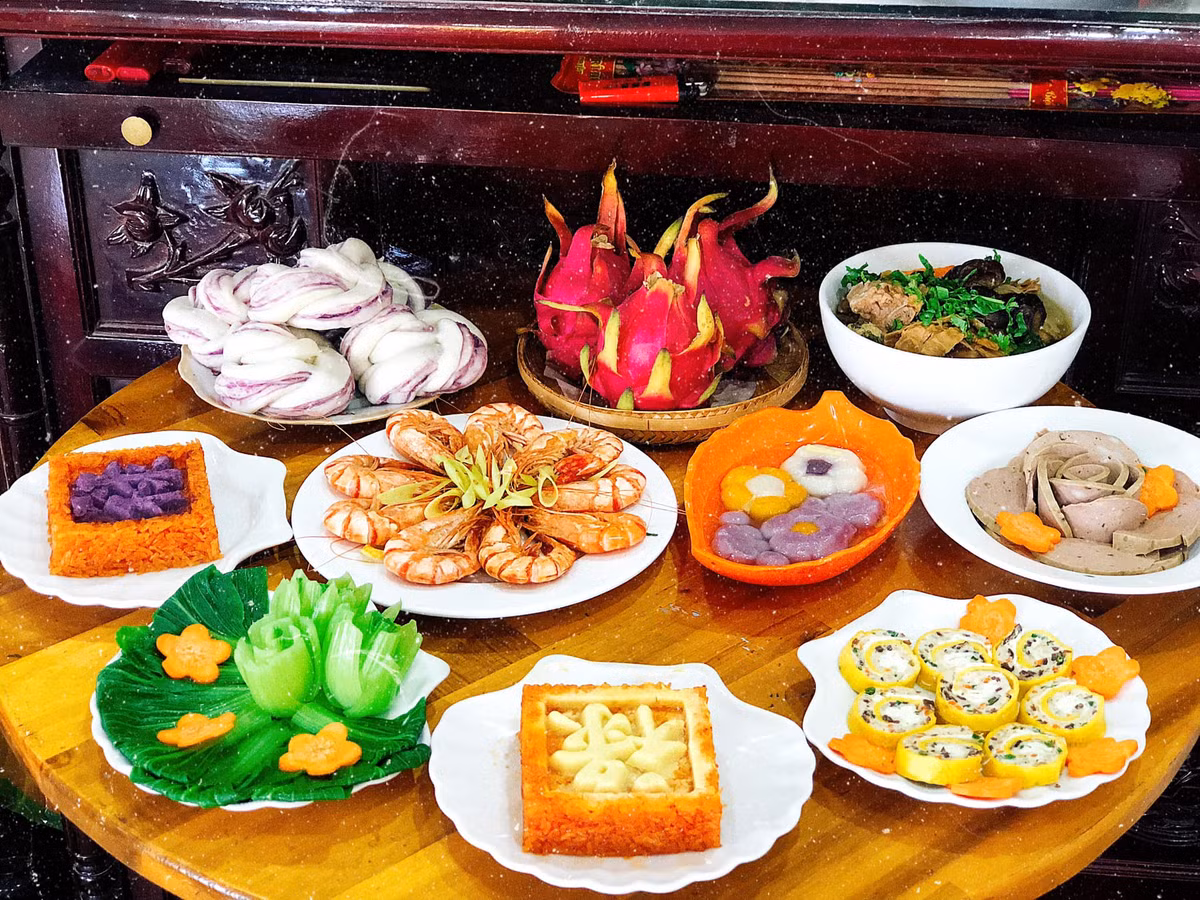 Mâm cỗ chay đầy đủ sắc màu được gái đảm đăng tải trên mạng xã hội.