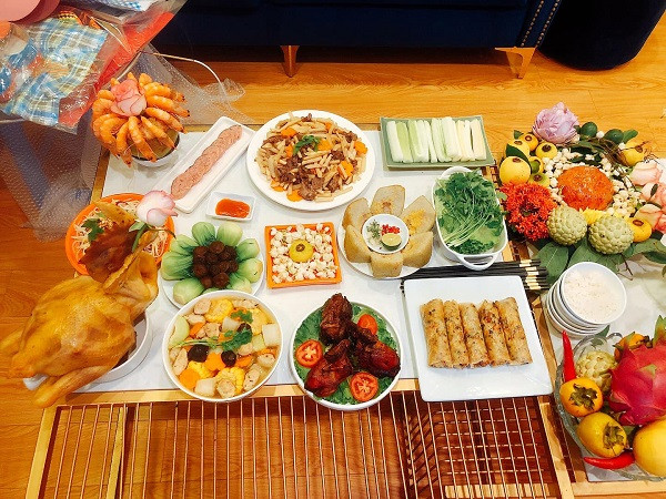 Mâm cơm được nhiều gia đình ưa chuộng trong ngày Rằm với gà luộc, canh rau củ, nem rán...