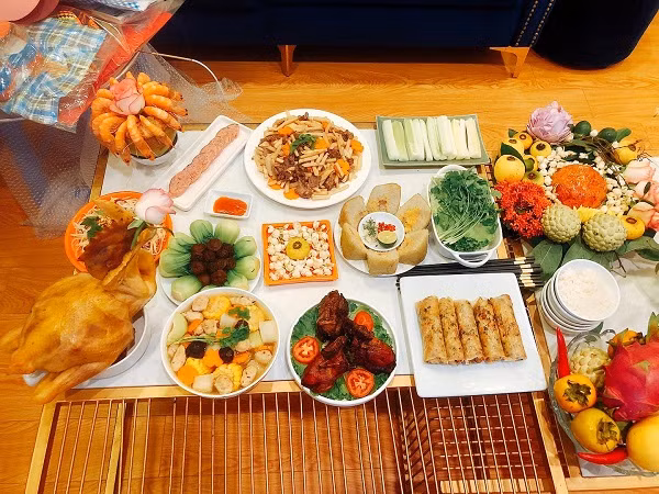 Mâm cơm được nhiều gia đình ưa chuộng trong ngày Rằm với gà luộc, canh rau củ, nem rán...