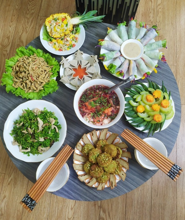 Năm nay tình hình dịch bệnh khiến việc mua nguyên liệu có phần khó khăn, nhưng ai cũng cố gắng chuẩn bị chu đáo nhất có thể, vừa đúng phong tục truyền thống, vừa đáp ứng tình hình mùa dịch.