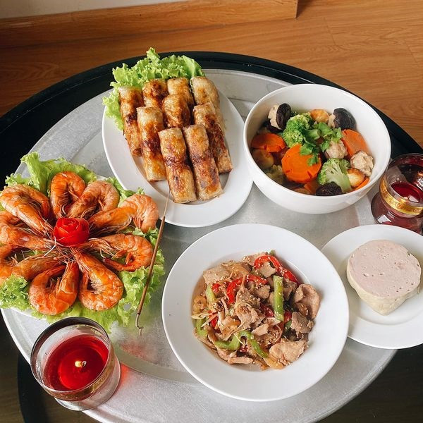 Rằm tháng 7 là dịp để con cháu thể hiện lòng biết ơn đối với các bậc sinh thành, ông bà, tổ tiên đã khuất. Một mâm cơm cúng Rằm của bà mẹ ở Hà Nội.