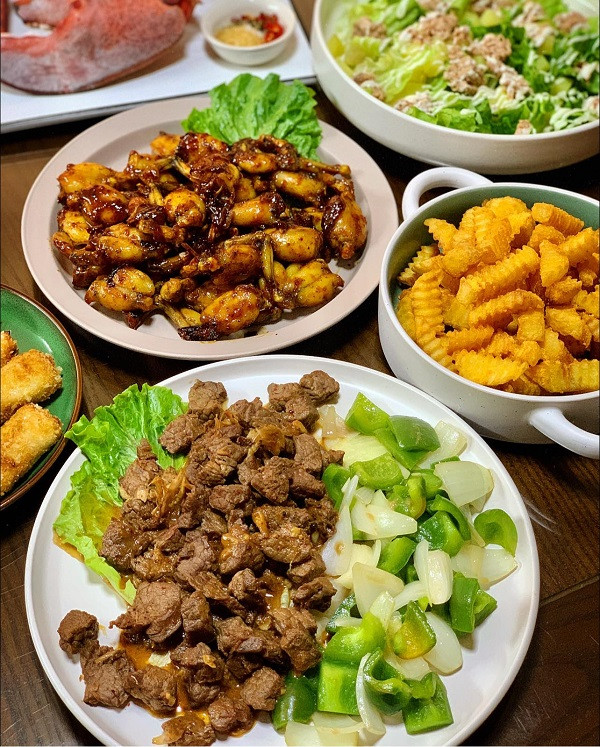 Do là dịp quan trọng nên gia đình nào cũng dành nhiều thời gian để chuẩn bị mâm cỗ cúng rằm tháng 7 sao cho thật tươm tất.