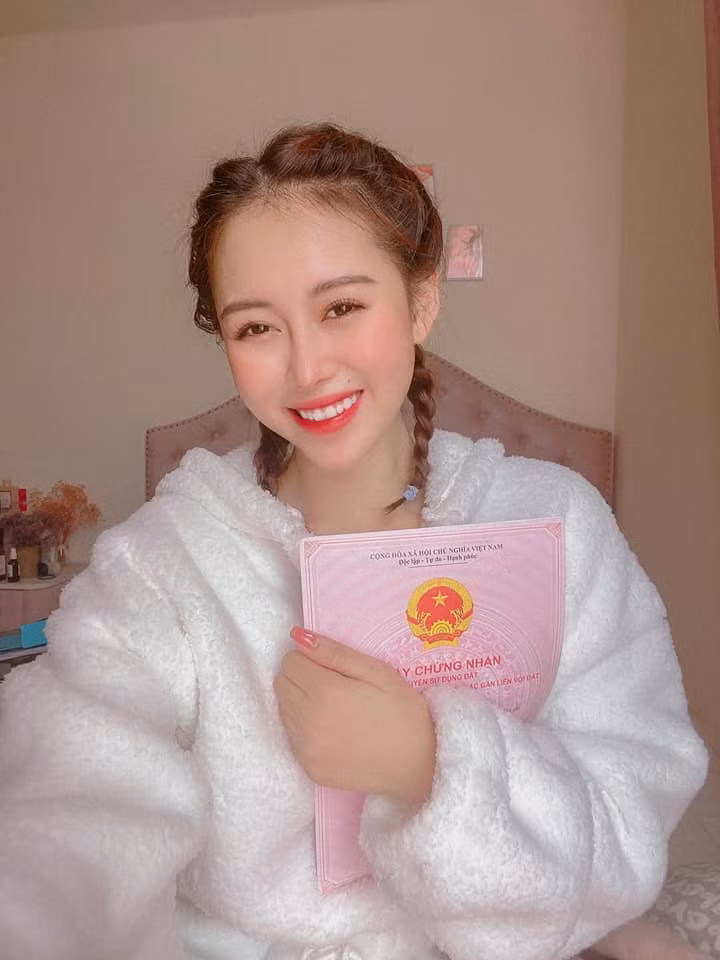 Ở tuổi 23, Việt Phương Thoa tự thưởng cho bản thân một căn nhà. Điều đáng nói là căn nhà của cô ở phố, không phải chung cư nên được dự đoán là có giá trị không hề nhỏ.