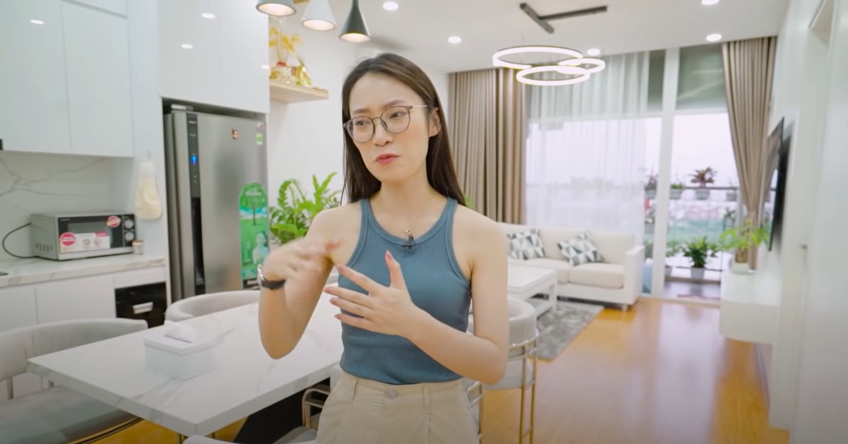 Trước đó, Khánh Vy đã tự mua xe hơi vào năm 19 tuổi, tặng bố mẹ một mảnh đất vào năm 20 tuổi. Đây là điều mà bất cứ người trẻ nào cũng mơ ước và mong muốn có thể thực hiện trước tuổi 25.