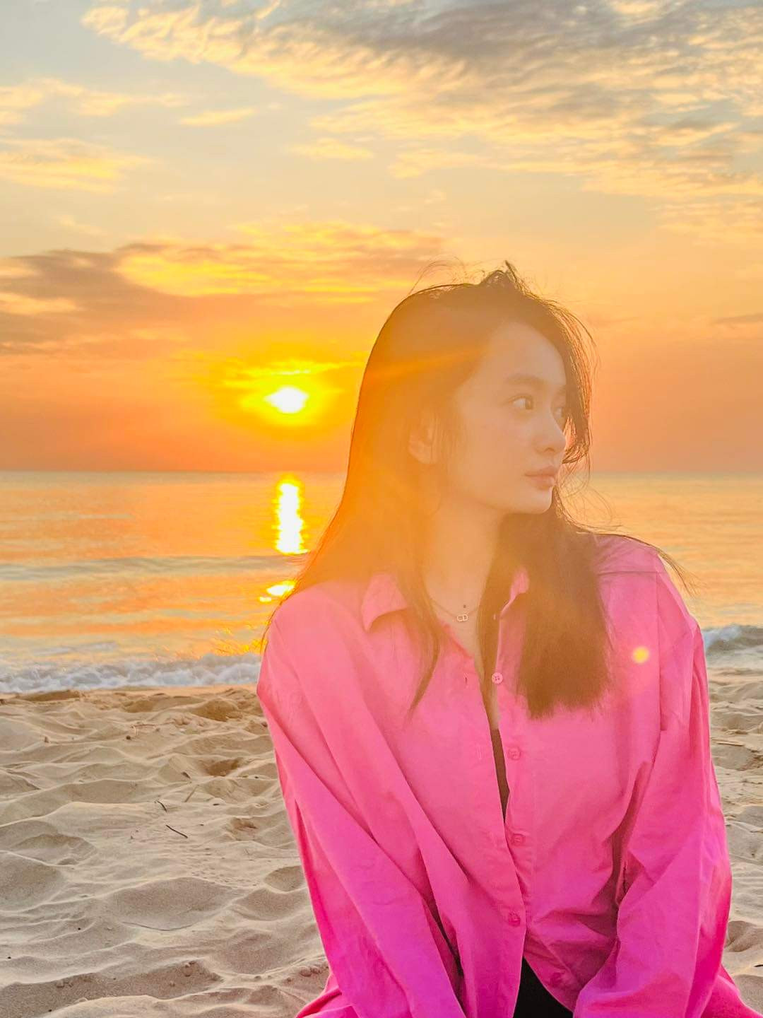 Nổi tiếng trên các diễn đàn mạng xã hội với danh xưng hot girl, Kaity Nguyễn từng bước “chuyển mình” sang con đường nghệ thuật. Với sự thành công “phòng vé” của Em chưa 18, tên tuổi cô nàng bỗng chốc vụt sáng, trở thành gương mặt trẻ tiềm năng trong làng phim Việt.