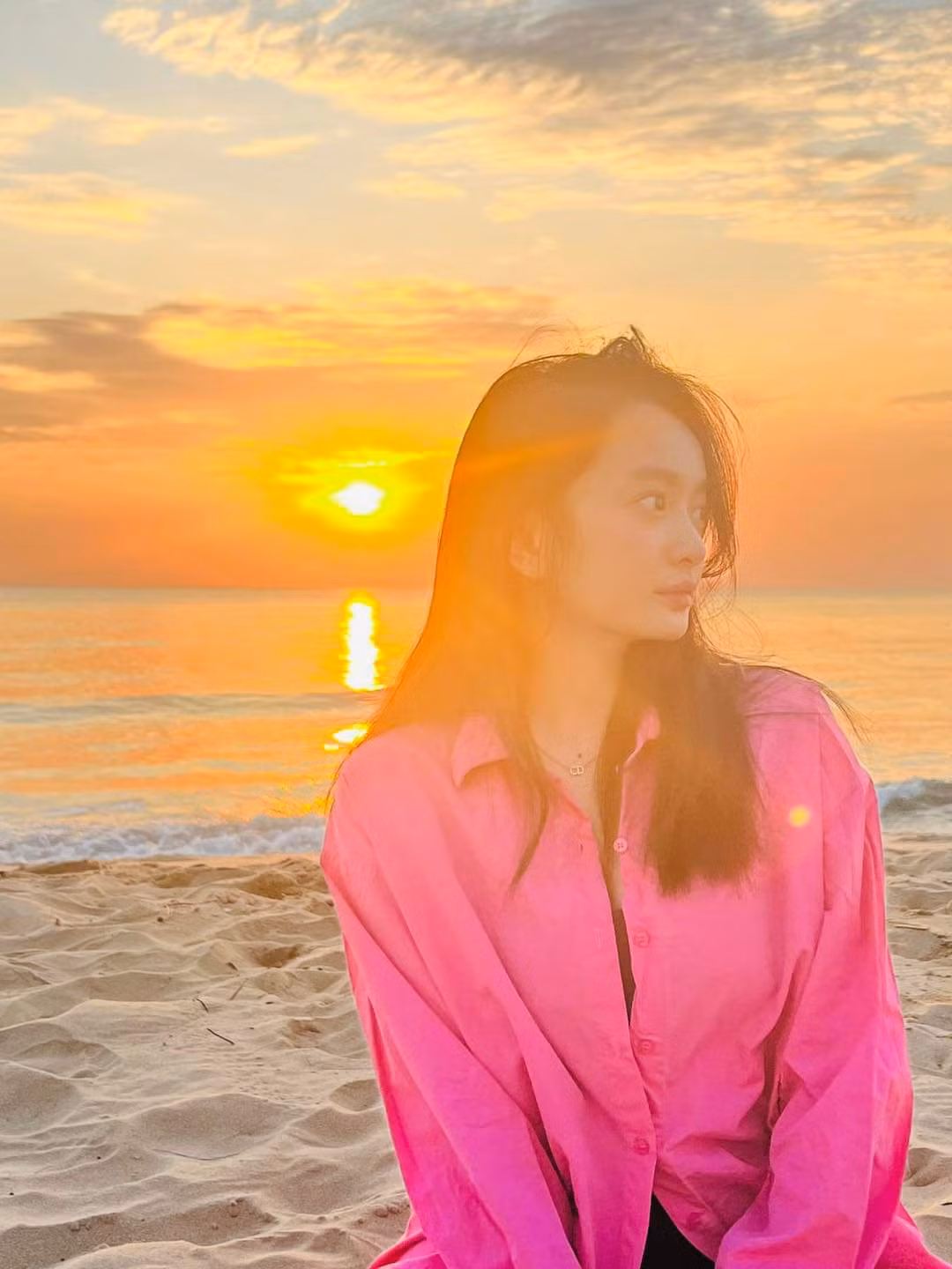 Nổi tiếng trên các diễn đàn mạng xã hội với danh xưng hot girl, Kaity Nguyễn từng bước “chuyển mình” sang con đường nghệ thuật. Với sự thành công “phòng vé” của Em chưa 18, tên tuổi cô nàng bỗng chốc vụt sáng, trở thành gương mặt trẻ tiềm năng trong làng phim Việt.