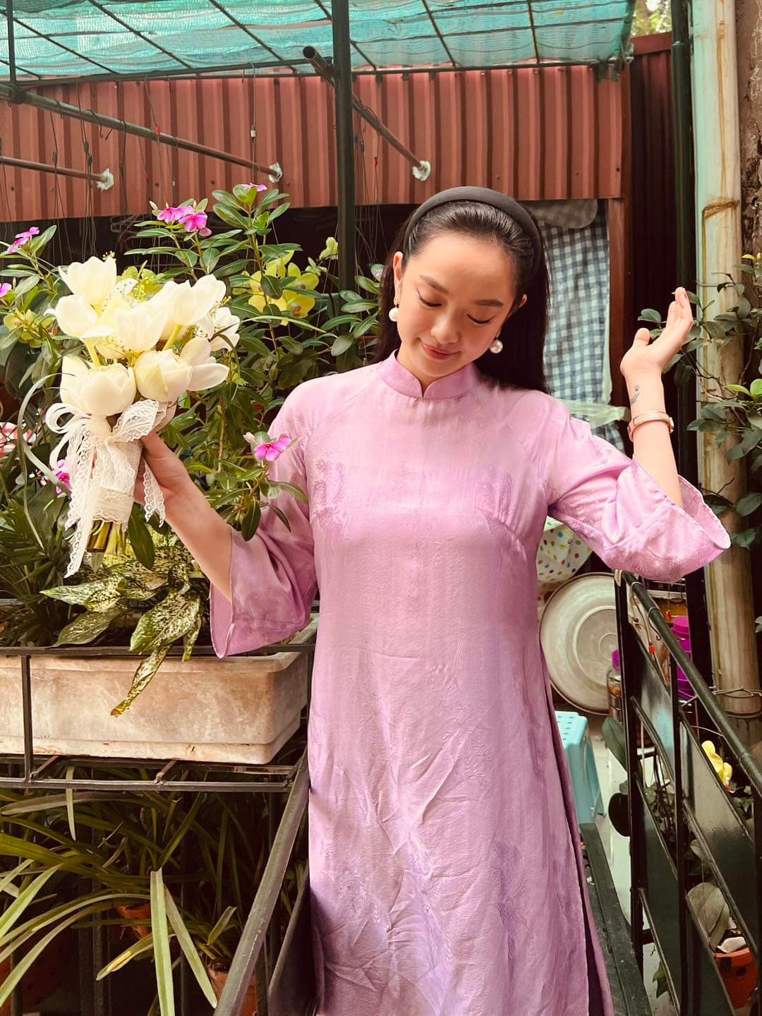 Không chỉ vậy, kể từ khi ra mắt cô nàng còn liên tiếp vướng vào tin đồn phẫu thuật thẩm mỹ để có nhan sắc tuyệt mỹ hơn.