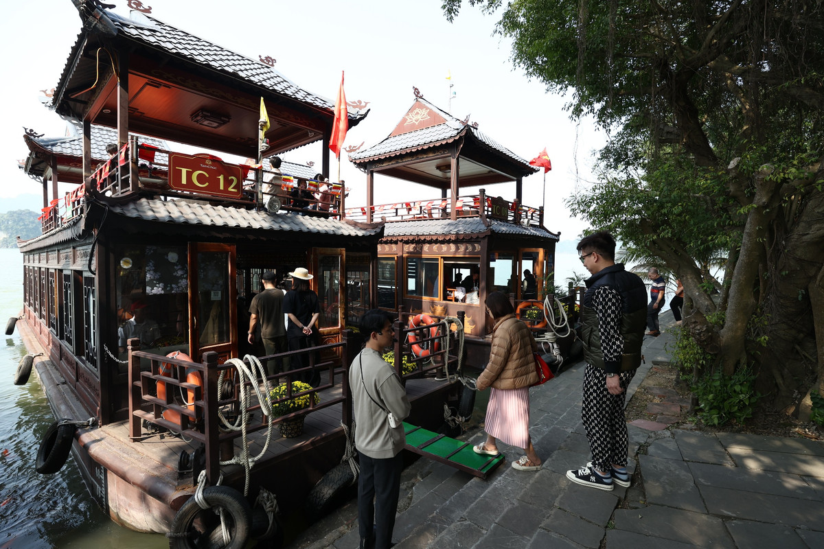 Hình ảnh tại bến đò đưa khách vào chùa chính Tam Chúc.