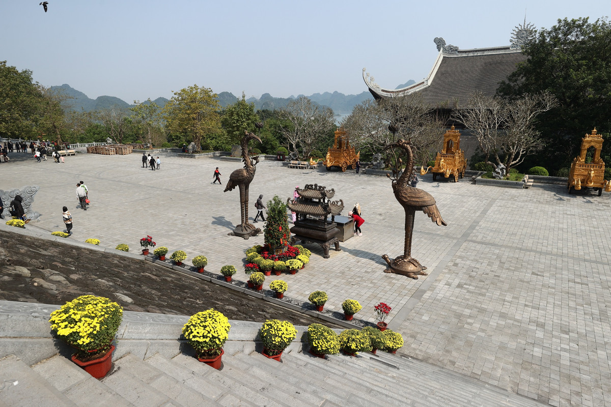 Chùa Ngọc trên đỉnh núi Thất Tinh là một trong những điểm tham quan chính của khu du lịch. Chùa được làm hoàn toàn bằng đá granit đỏ, bên trong thờ tượng Đức Phật bằng hồng ngọc nặng 4.000 kg. Để lên chùa, du khách phải leo lên 299 bậc thang đá. Từ đây, bạn có thể ngắm toàn cảnh chùa Tam Chúc.