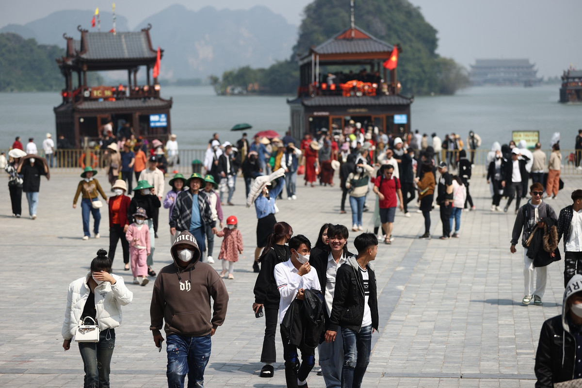 Sau khi rời bến đò, thuyền sẽ đưa các du khách tới điện thờ Pháp Chủ, điện Quan Âm hay chùa Ngọc.