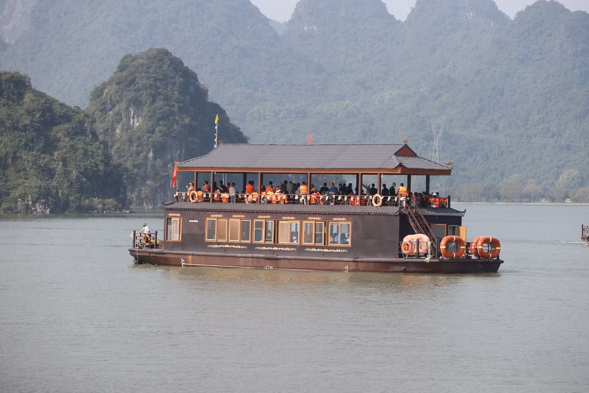 Dù lượng khách chưa quá đông, nhưng theo ghi nhận của PV, các dịch vụ tại khu du lịch Tam Chúc đã được mở để phục vụ khách thập phương đến từ khắp nơi lễ chùa, du xuân.