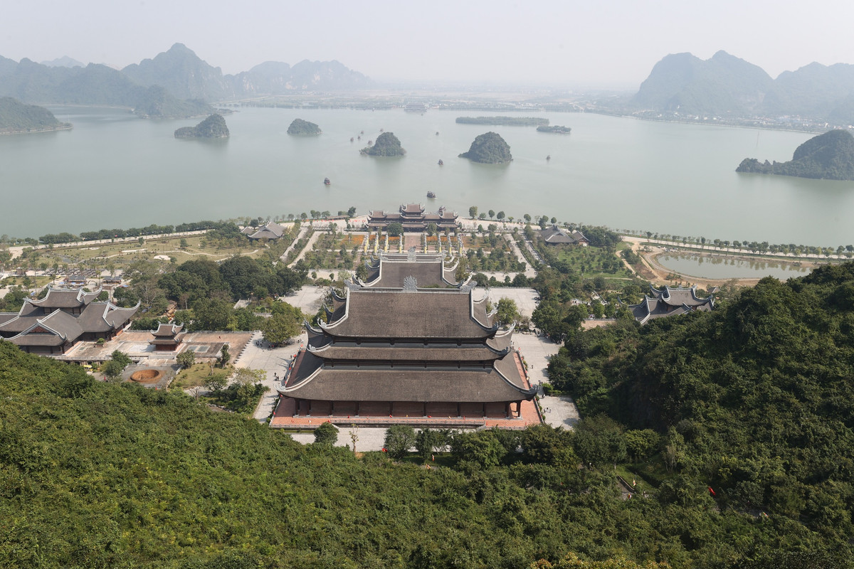 Ngoài ra, du khách có thể tham quan Điện Quán Thế Âm Bồ Tát, nơi đặt pho tượng Phật bằng đồng, nặng 100 tấn hay điện Pháp Chủ với tượng đồng nguyên khối 150 tấn. Các điểm tham quan khác là vườn kinh, đình Tam Chúc và khu vực hồ Lục Nhạc.