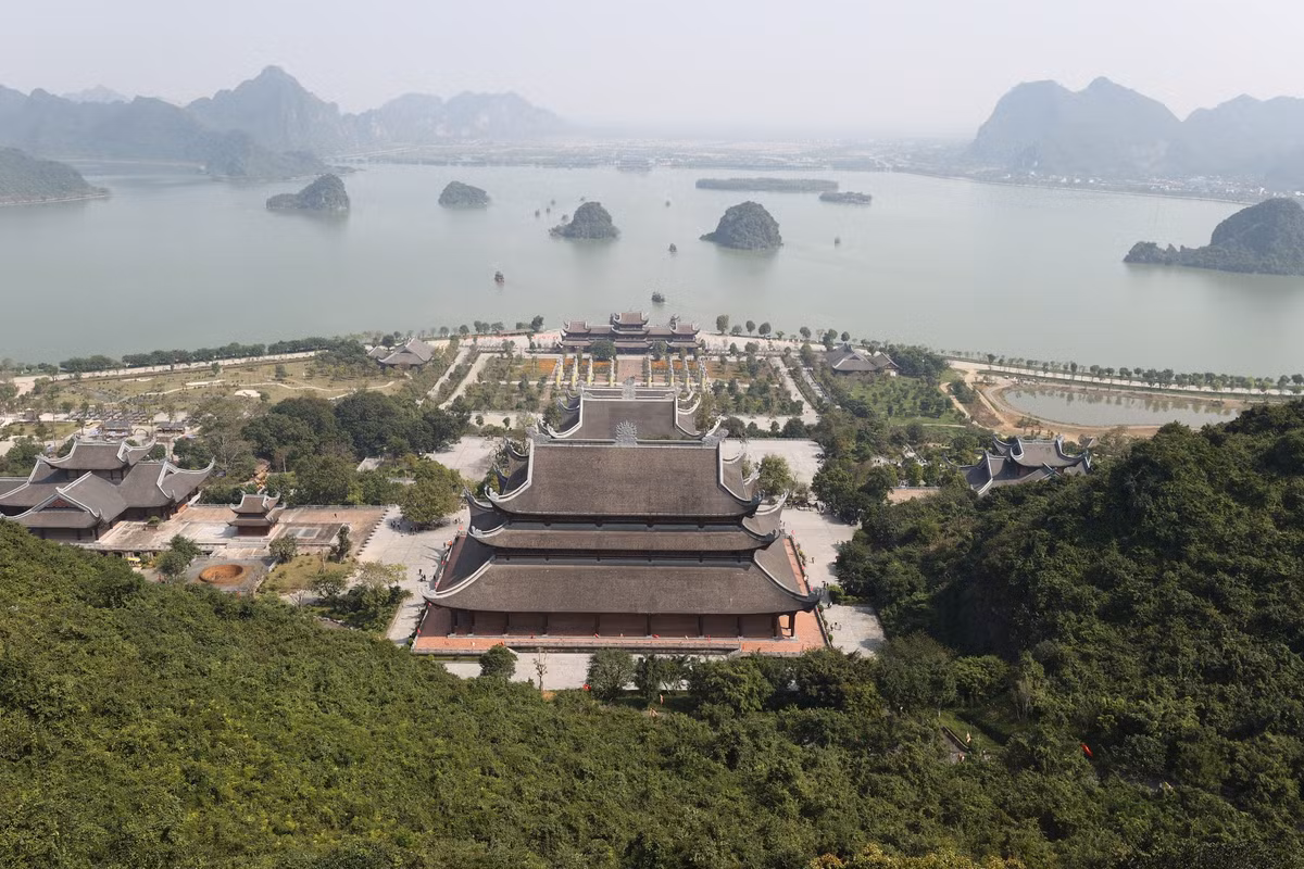 Ngoài ra, du khách có thể tham quan Điện Quán Thế Âm Bồ Tát, nơi đặt pho tượng Phật bằng đồng, nặng 100 tấn hay điện Pháp Chủ với tượng đồng nguyên khối 150 tấn. Các điểm tham quan khác là vườn kinh, đình Tam Chúc và khu vực hồ Lục Nhạc.