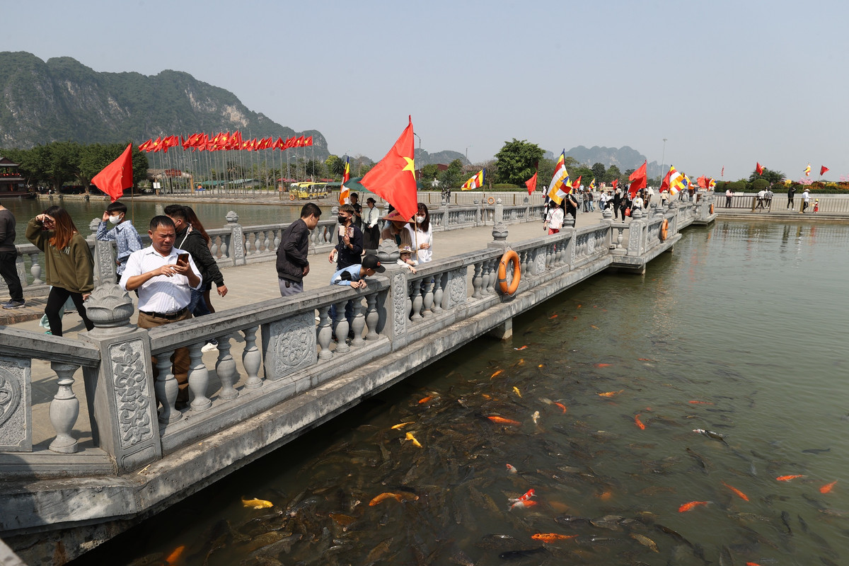 Khi đến tham quan chùa, du khách lưu ý mặc những trang phục kín đáo, lịch sự, không thắp hương quá nhiều và xả rác bừa bãi. Dịp đầu năm, người đến hành hương đông, du khách nên chủ động bảo quản tài sản cá nhân, tránh thất lạc đồ đạc.