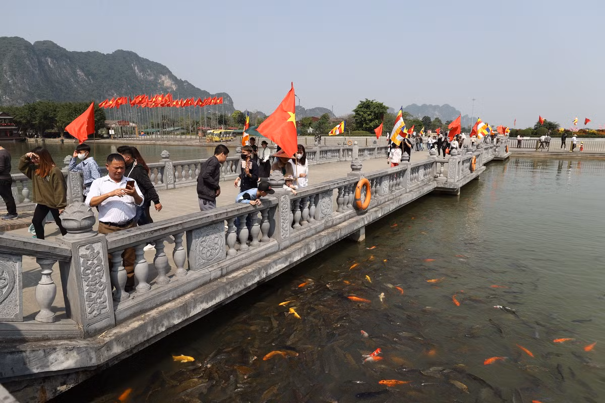 Khi đến tham quan chùa, du khách lưu ý mặc những trang phục kín đáo, lịch sự, không thắp hương quá nhiều và xả rác bừa bãi. Dịp đầu năm, người đến hành hương đông, du khách nên chủ động bảo quản tài sản cá nhân, tránh thất lạc đồ đạc.