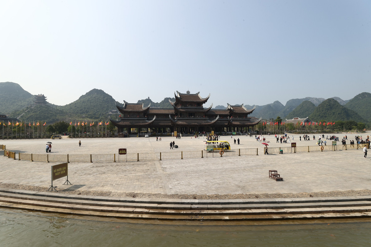 Tam Chúc là một trong những điểm du lịch tâm linh thu hút nhiều du khách nhất trên cả nước, nối giữa khu du lịch chùa Hương, khu du lịch Bái Đính và khu bảo tồn thiên nhiên Vân Long. Dưới đây là những lưu ý cho du khách tham quan chùa.